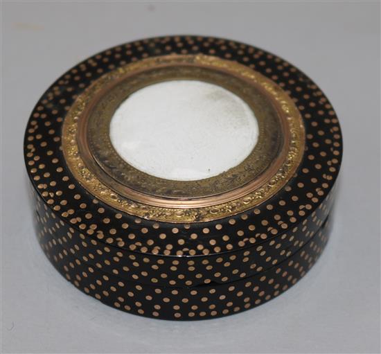 An early 19th century French pique inlaid tortoiseshell table snuff box